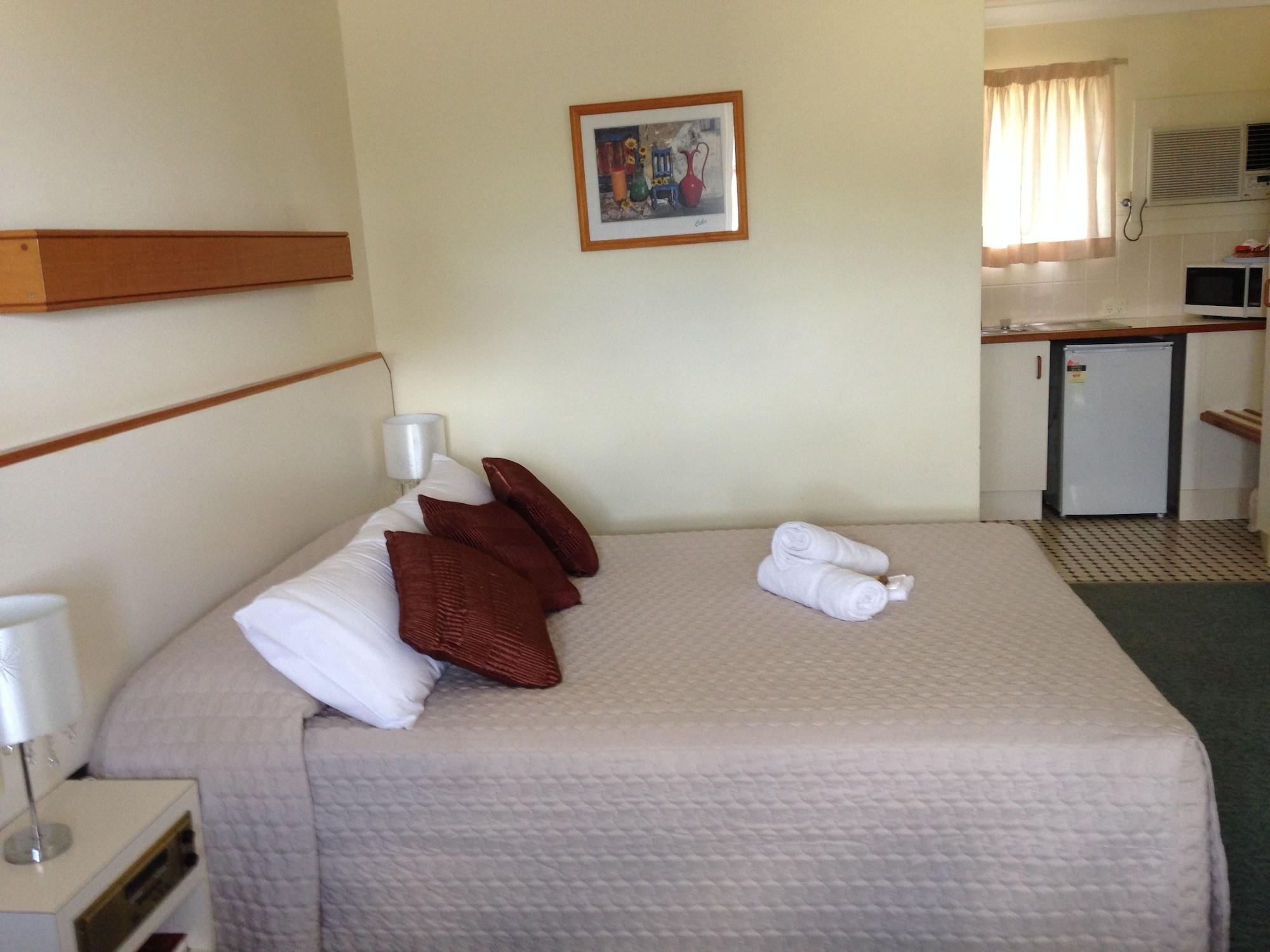 Country Rose Motel Warwick Bagian luar foto