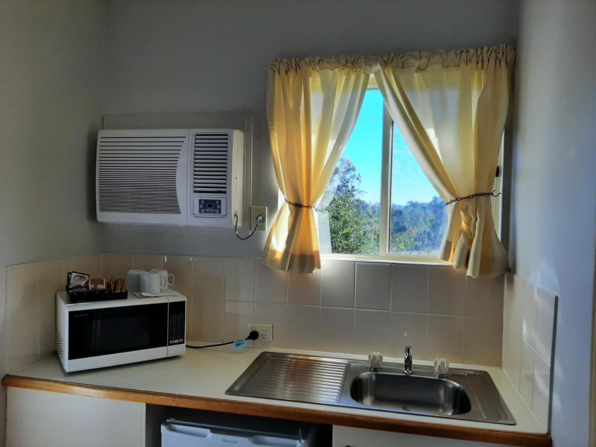 Country Rose Motel Warwick Bagian luar foto