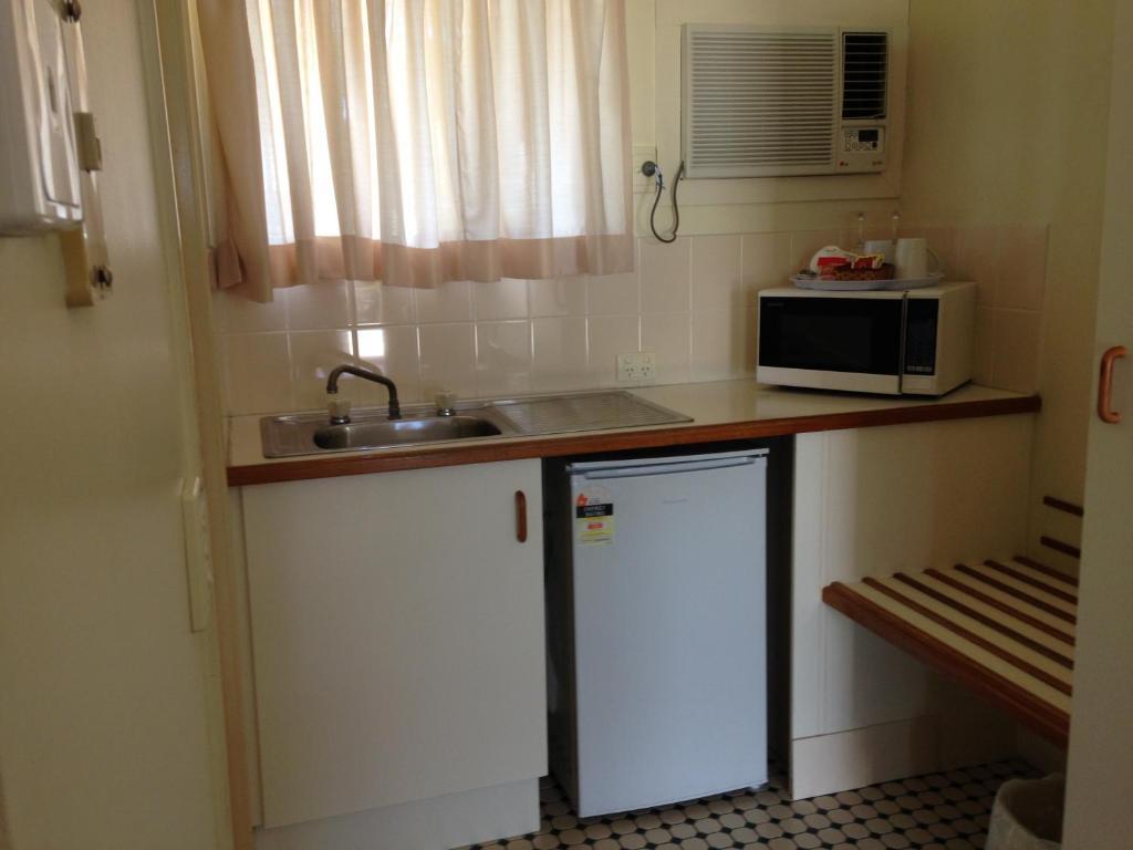 Country Rose Motel Warwick Bagian luar foto