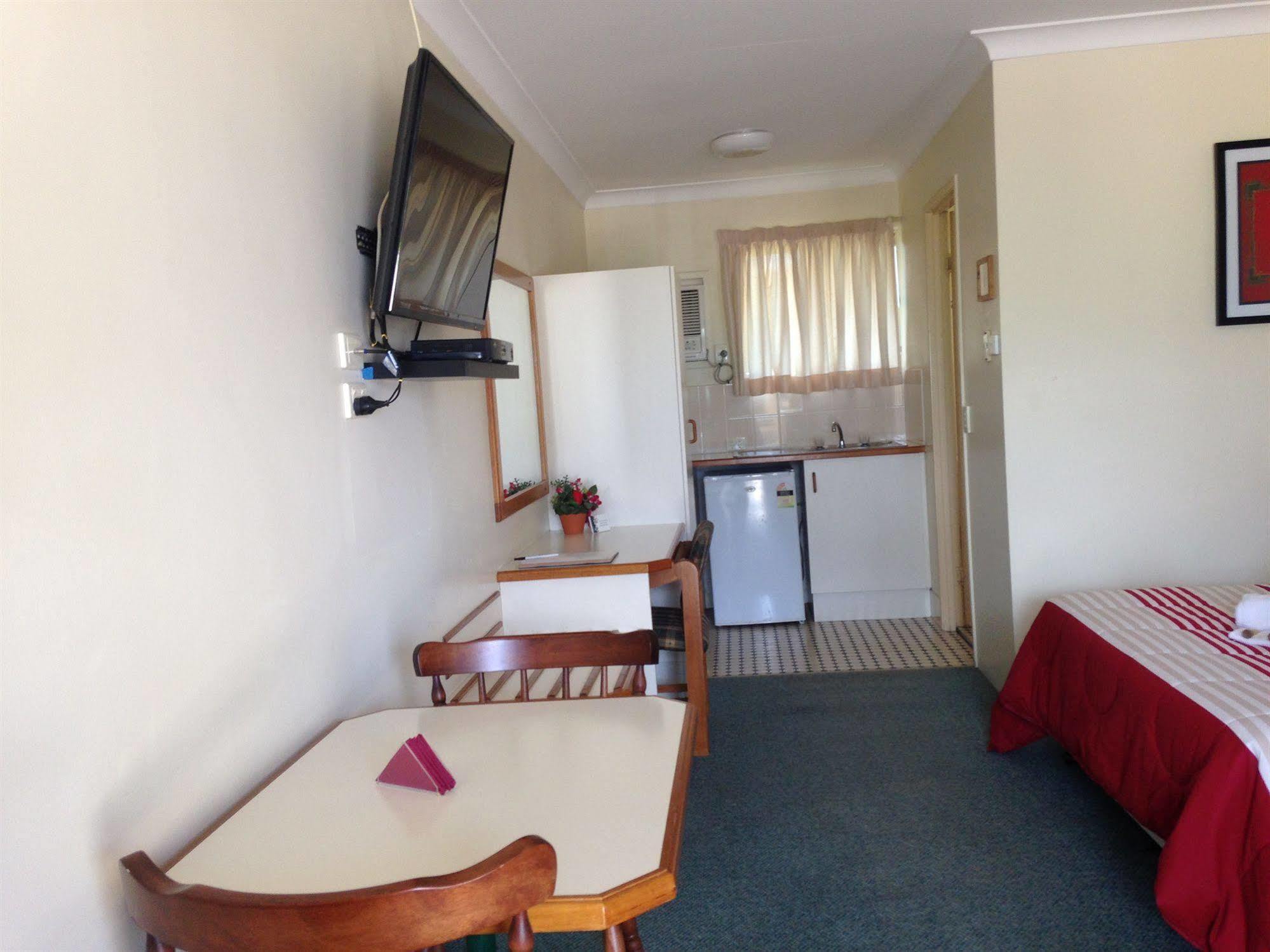 Country Rose Motel Warwick Bagian luar foto